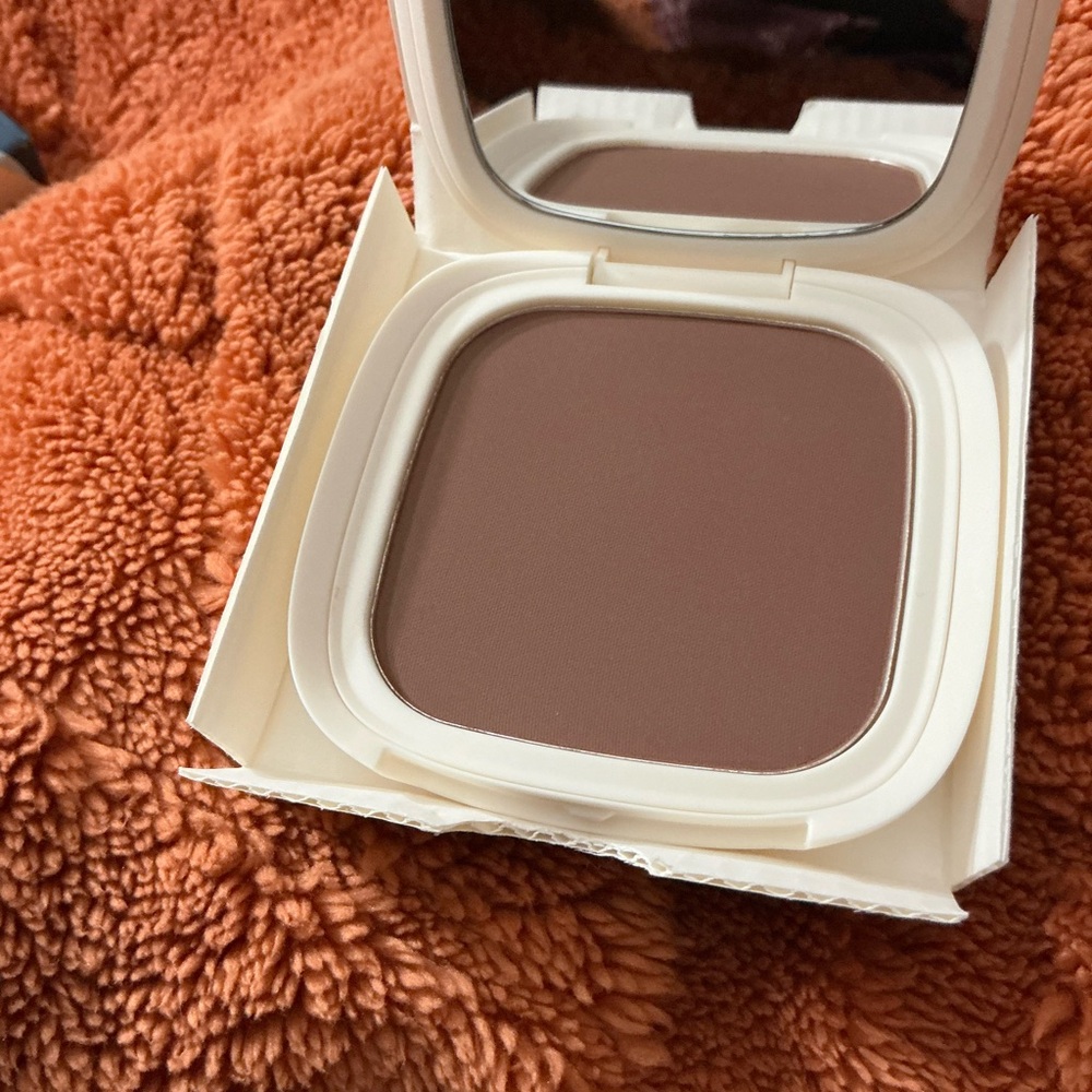 Soft-Matte Bronzing Powder - Picture 2 of 5